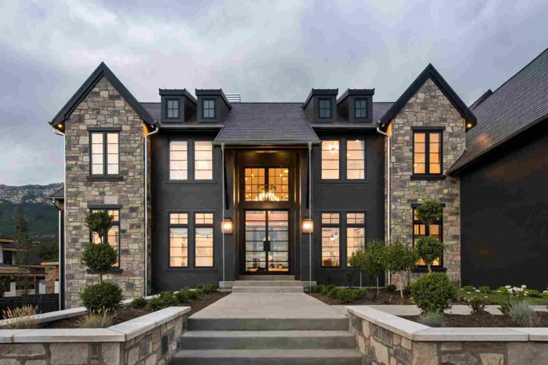 Black-House-With-Wood-Accents-featured-image