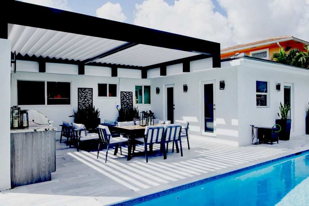 A pool in the corner white walls and black and white shades