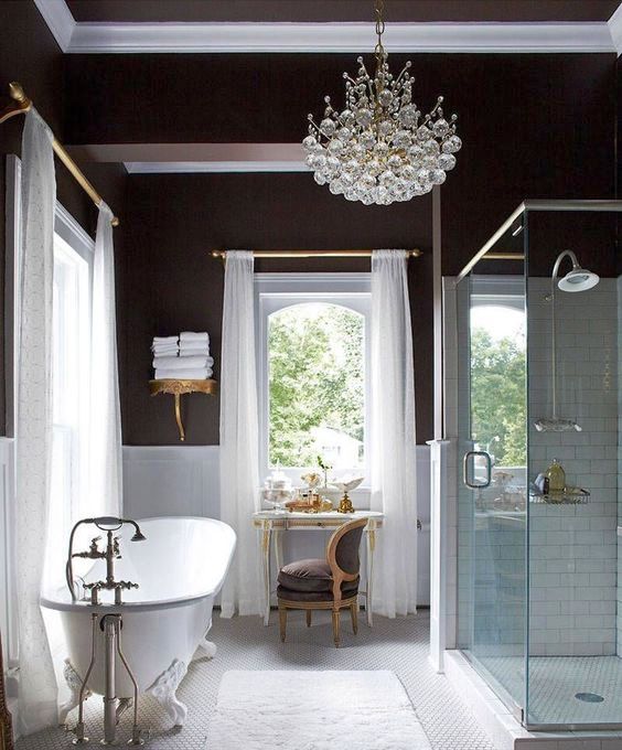 Frosted-glass in black and white bathroom
