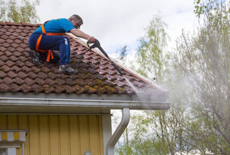 A-Detailed-Guide-On-Finding-The-Roof-Cleaning-Services