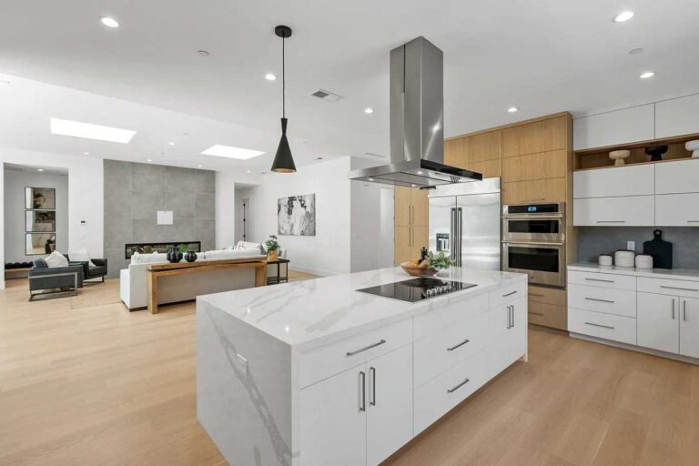Kitchen-with-white-flat-panel-cabinet-and-the-space-has-a-contemporary-design-with-light-flooring
