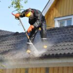 roof-conteractor-cleaning-roof-gutter