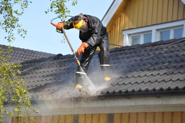 roof-conteractor-cleaning-roof-gutter