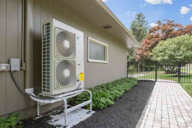 outdoor-air-conditioning-or-heat-pump-unit-mounted-on-the-side-of-a-building