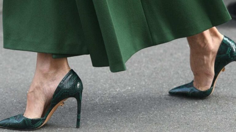 What Color Shoes Goes with Emerald Green Dress Featured Image