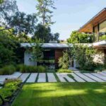 modern-minimalist-house-with-a-strong-emphasis-on-indoor-outdoor-living-characterized-by-its-clean-lines-and-open-floor-plan
