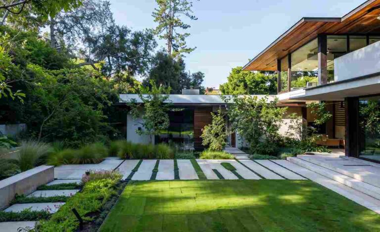 modern-minimalist-house-with-a-strong-emphasis-on-indoor-outdoor-living-characterized-by-its-clean-lines-and-open-floor-plan